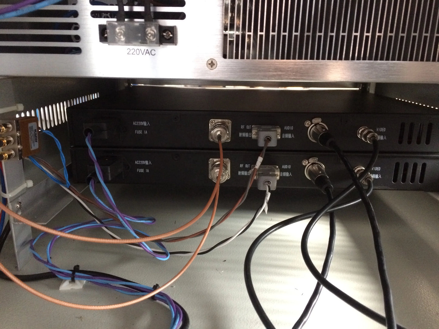 1000W TV Transmitter 1~12 Channel Optional 1KW (synchronous Item) for Radio TV Station Single 220V 600x600x500mm 32V60A