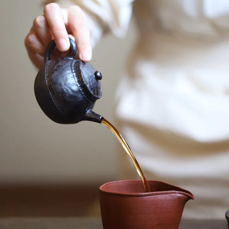Chu. Kabu ExplorEs Objects Holds PurPle Clay Firewood To Make TeapoTs, Brew Tea Pots, And Sketch Pots. Handmade Bare Glazed