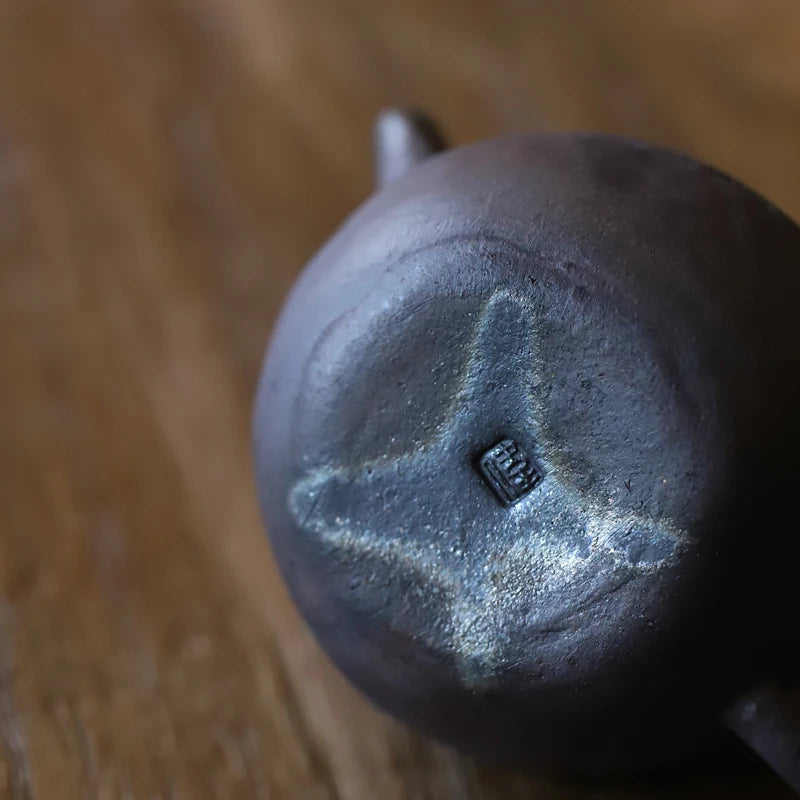 Chu. Kabu ExplorEs Objects Holds PurPle Clay Firewood To Make TeapoTs, Brew Tea Pots, And Sketch Pots. Handmade Bare Glazed