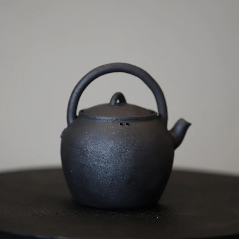 Chu. Kabu ExplorEs Objects Holds PurPle Clay Firewood To Make TeapoTs, Brew Tea Pots, And Sketch Pots. Handmade Bare Glazed