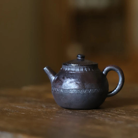Chu. Kabu ExplorEs Objects Holds PurPle Clay Firewood To Make TeapoTs, Brew Tea Pots, And Sketch Pots. Handmade Bare Glazed