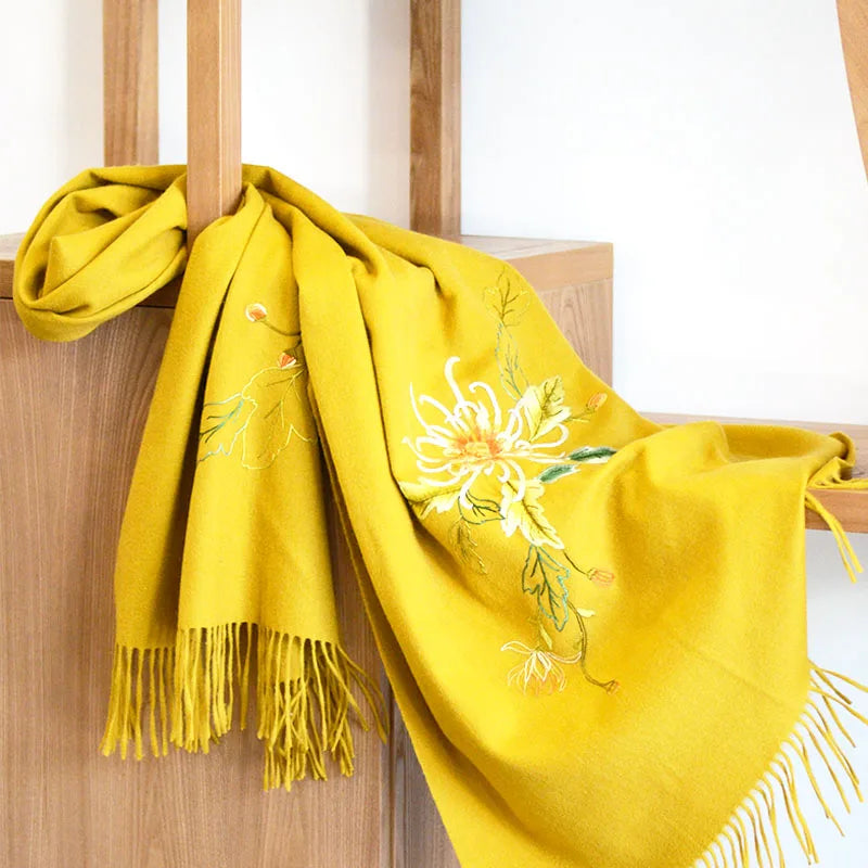 Famous Ancient Embroidery New Autumn and Winter Women's Scarves Handmade Su Embroidered Cashmere Shawl "Autumn Chrysanthemum Fra
