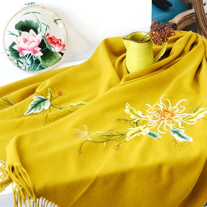 Famous Ancient Embroidery New Autumn and Winter Women's Scarves Handmade Su Embroidered Cashmere Shawl "Autumn Chrysanthemum Fra