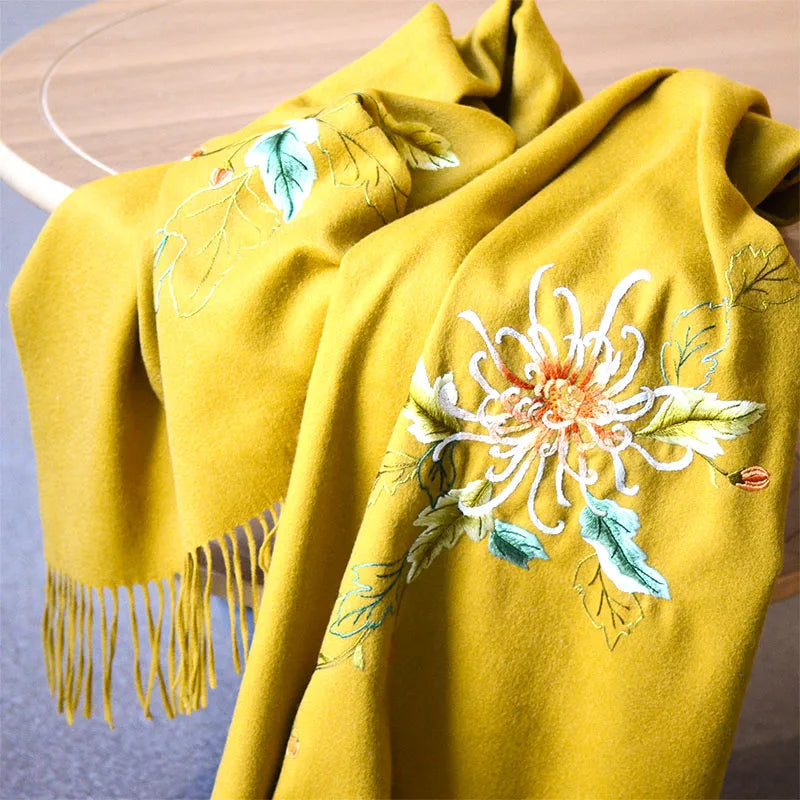 Famous Ancient Embroidery New Autumn and Winter Women's Scarves Handmade Su Embroidered Cashmere Shawl "Autumn Chrysanthemum Fra