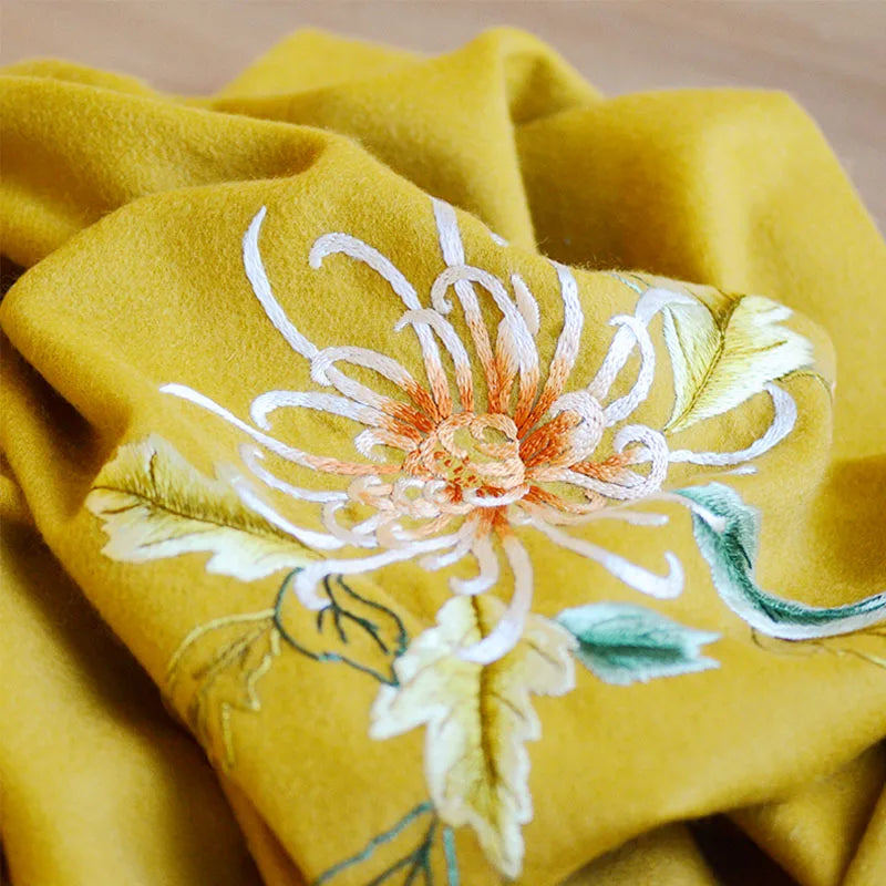 Famous Ancient Embroidery New Autumn and Winter Women's Scarves Handmade Su Embroidered Cashmere Shawl "Autumn Chrysanthemum Fra