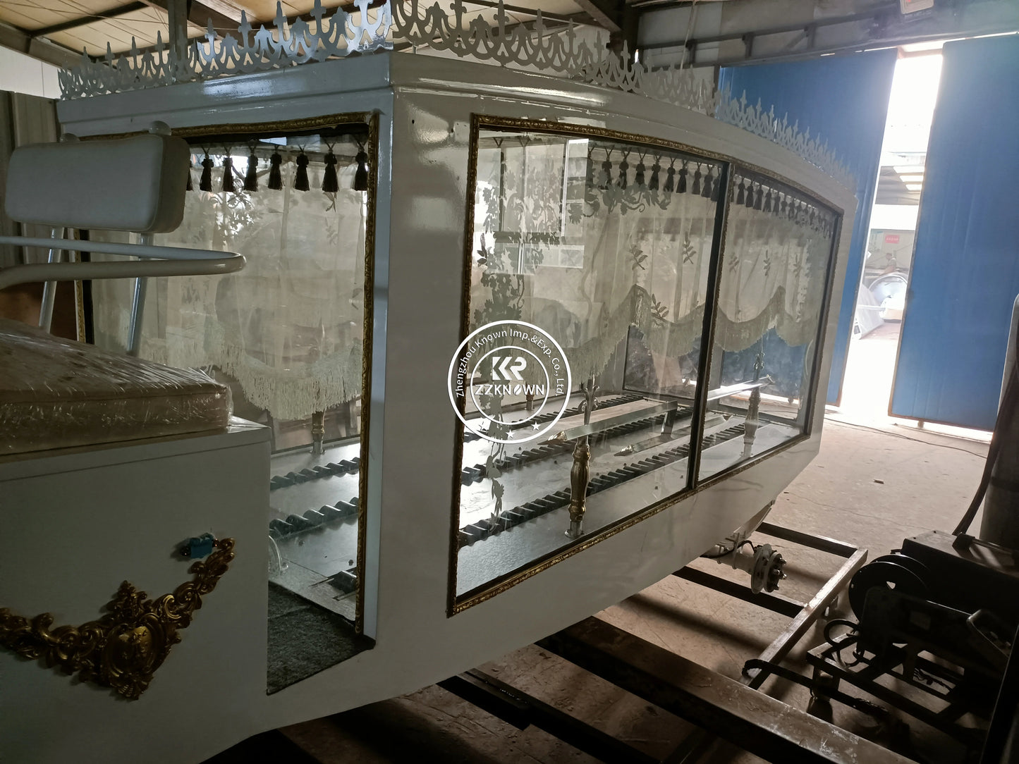 High Quality Electric Hearse White Funeral Car Funeral Supplier Coffin Horse Carriage for Sale