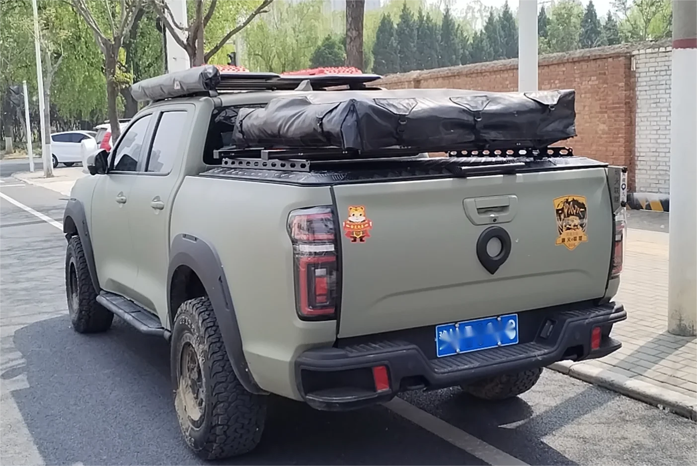 Off Road Vehicle exterior Accessories Aluminum Pickup Truck Hard Lid Cover  Tonneau Cover Canopy Roller Shutter for Hilux