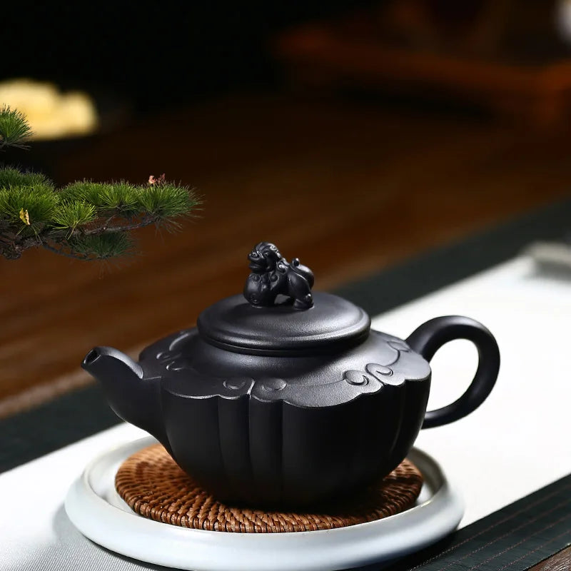 |True art yixing recommended pure handwork teapot famous tea undressed ore black mud ruyi lions squatting pot