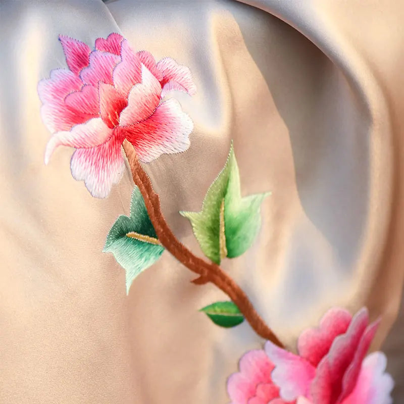 Xiuzhuang self sells 2023 high-end Chinese style holiday gifts to customers, giving shawls, women's mid length Suzhou embroidery