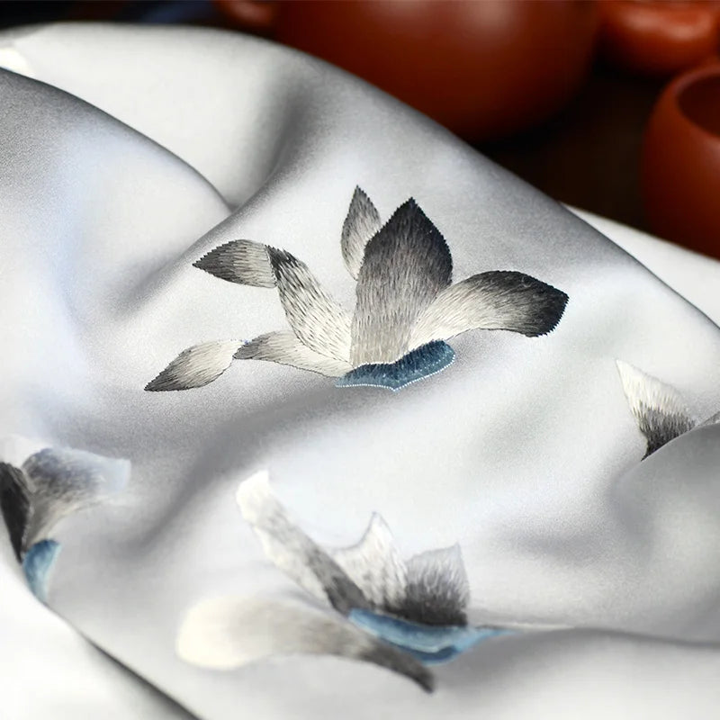 Xiuzhuang self sells 2023 holiday gifts for outdoor outfits and versatile Su embroidery silk shawl scarves